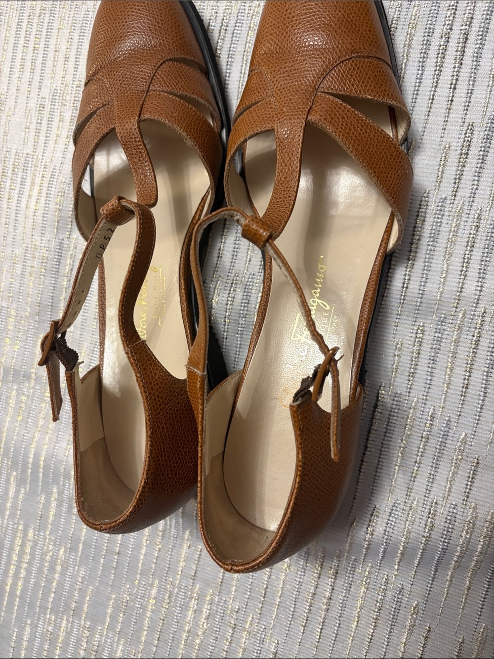 Salvatore Ferragamo Tan Brown Pebbled Leather T-Strap Flats Size 8A Narrow - Picture 8 of 10